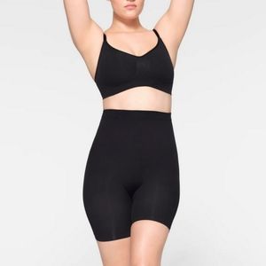 SKIMS Kim KARDASHIAN Seamless Sculpt Mid Thigh Shorts Small / Medium